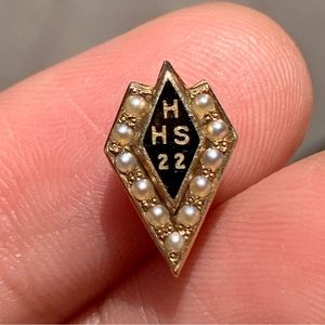 14k gold pin with Seed pearls. Unisex!